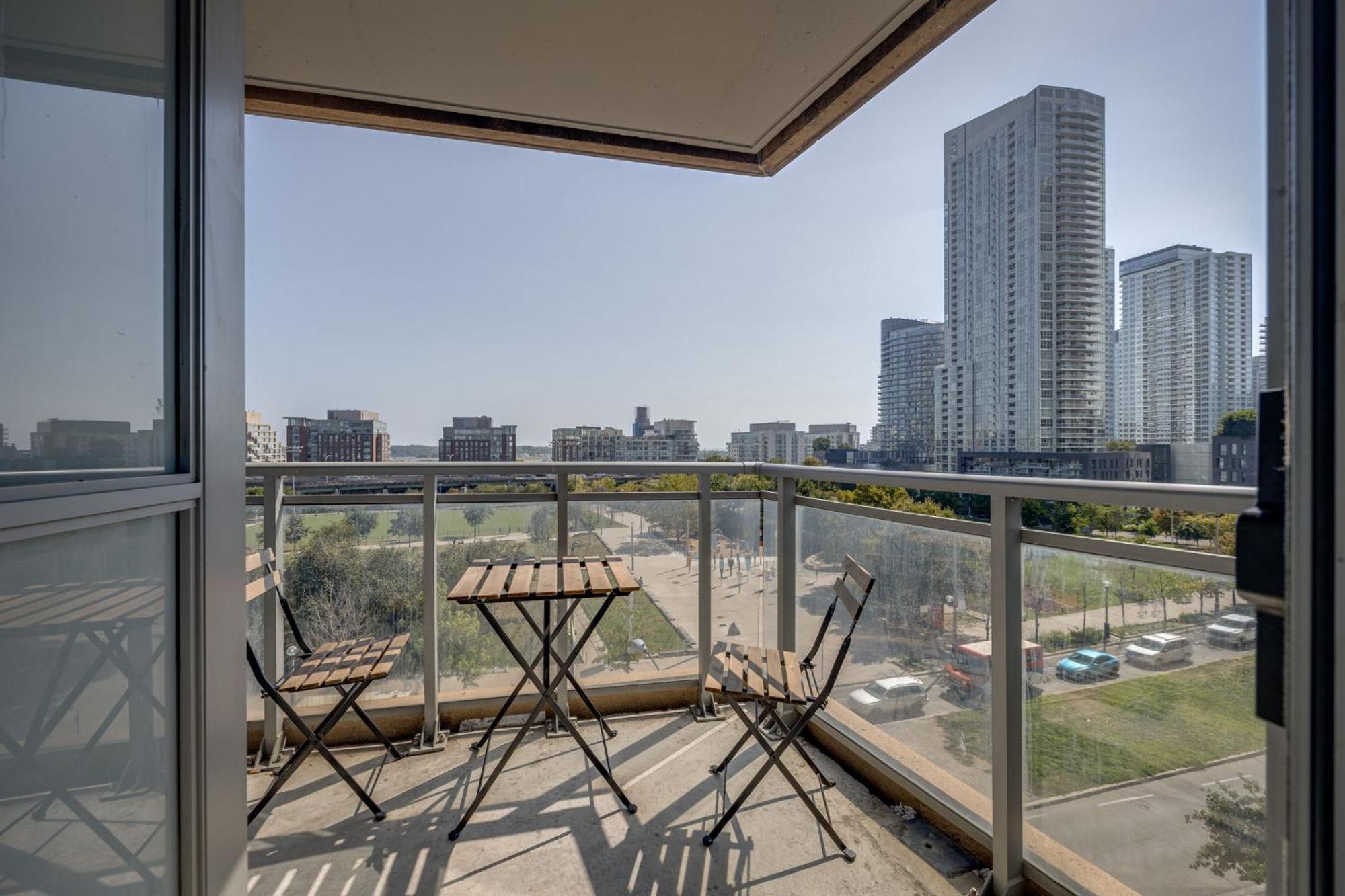 3Bdrm Lake View Condo In Toronto Luaran gambar